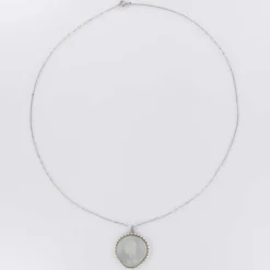 Médaille et sa chaine en platine, nacre et perles fines