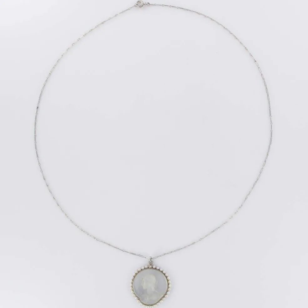 Médaille et sa chaine en platine, nacre et perles fines