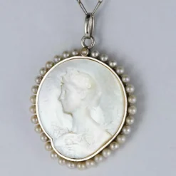 Médaille et sa chaine en platine, nacre et perles fines