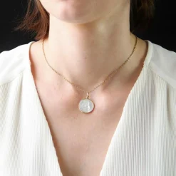 Médaille or jaune nacre Ange à l'agneau