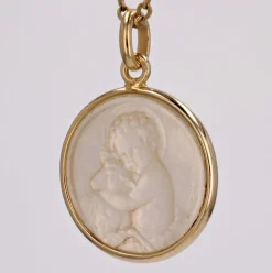 Médaille or jaune nacre Ange à l'agneau