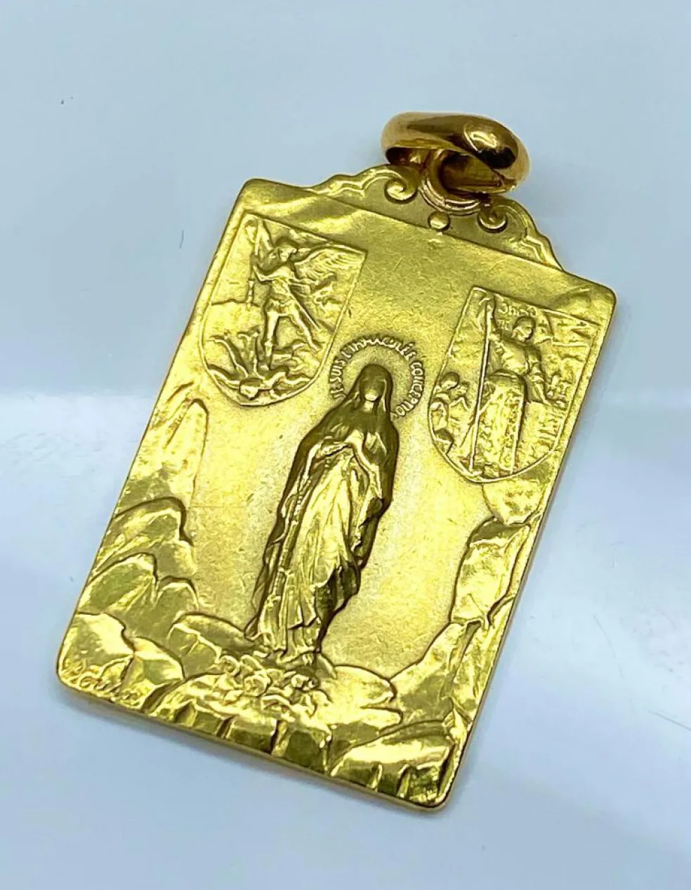 Médaille or jaune Vierge et Christ, signée BOUIX
