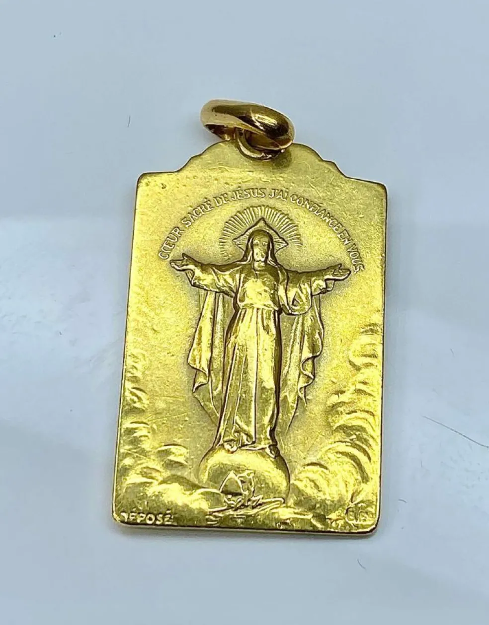 Médaille or jaune Vierge et Christ, signée BOUIX
