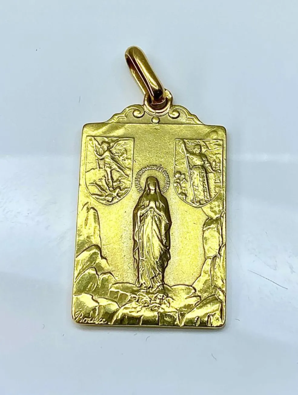 Médaille or jaune Vierge et Christ, signée BOUIX