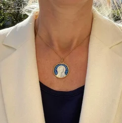 Médaille or, nacre et émail
