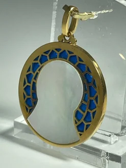 Médaille or, nacre et émail