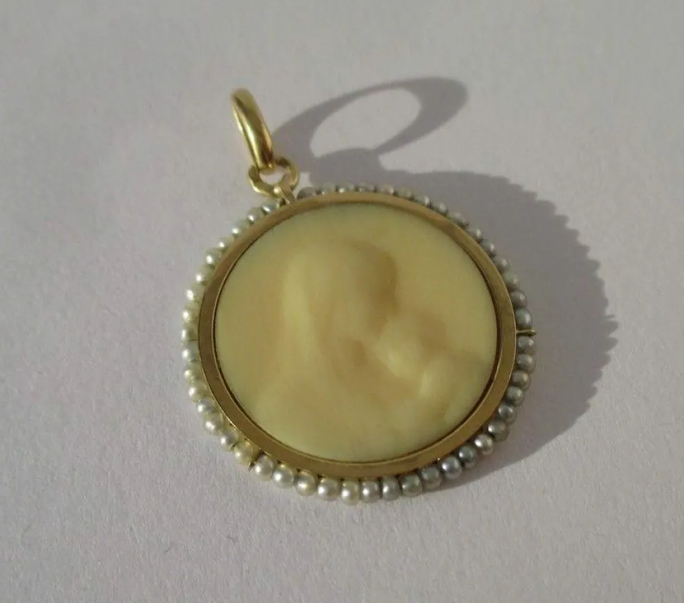 Médaille pendentif Art Nouveau Vierge à l’enfant os perles fines