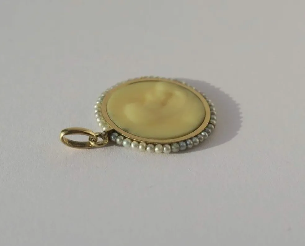Médaille pendentif Art Nouveau Vierge à l’enfant os perles fines