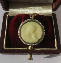 Médaille pendentif Art Nouveau Vierge à l’enfant os perles fines