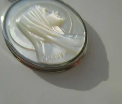 Médaille pendentif vintage Vierge nacre or blanc