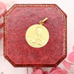 Médaille religieuse ronde Vierge priant su enfant Jésus couché or jaune