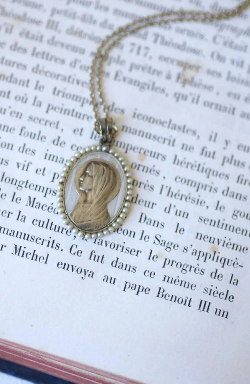 Médaille religieuse sur chaîne Art Déco or blanc, nacre et perles