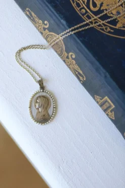 Médaille religieuse sur chaîne Art Déco or blanc, nacre et perles
