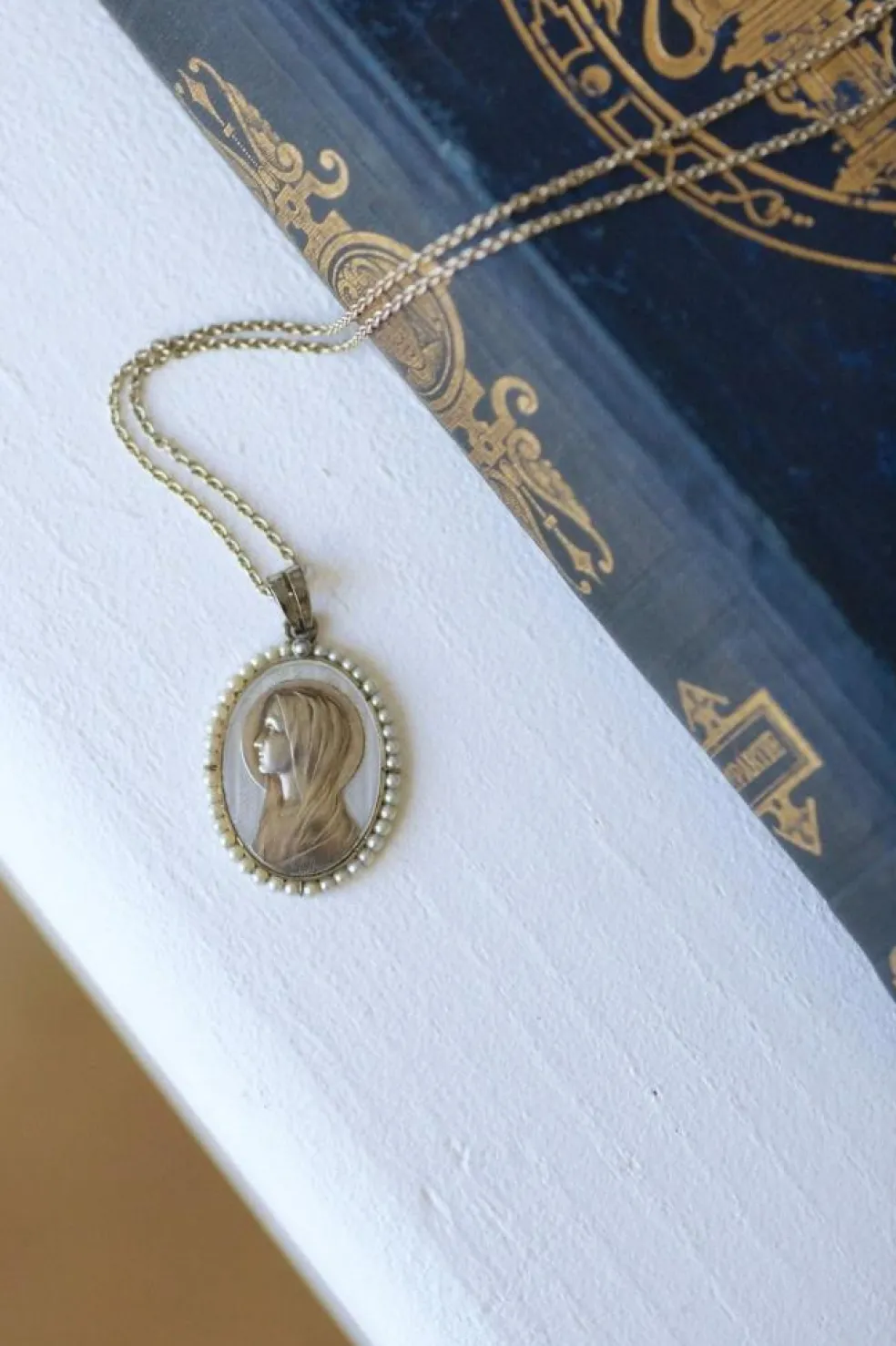 Médaille religieuse sur chaîne Art Déco or blanc, nacre et perles