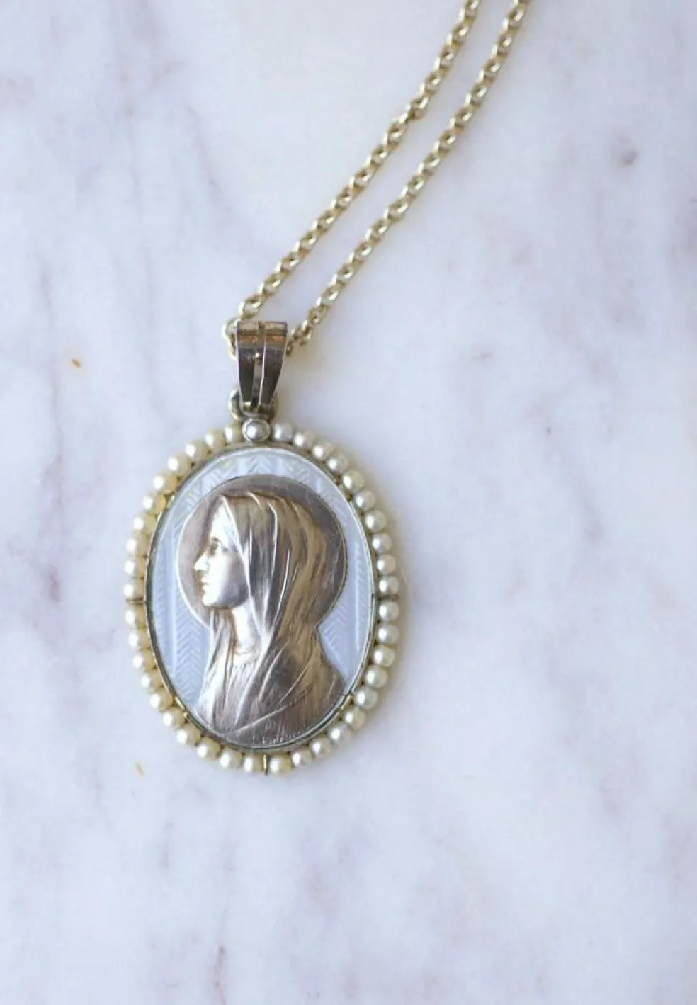 Médaille religieuse sur chaîne Art Déco or blanc, nacre et perles