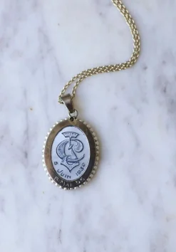 Médaille religieuse sur chaîne Art Déco or blanc, nacre et perles