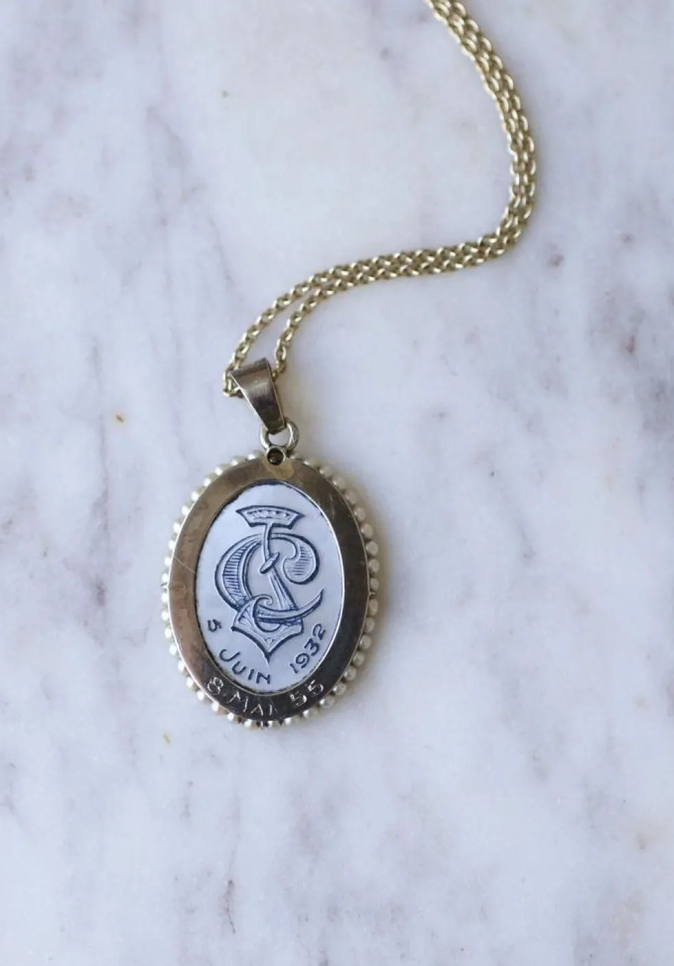 Médaille religieuse sur chaîne Art Déco or blanc, nacre et perles