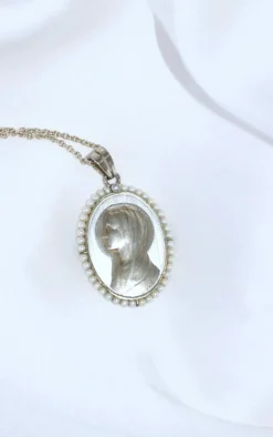 Médaille religieuse sur chaîne Art Déco or blanc, nacre et perles