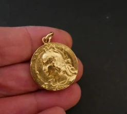 Médaille Représentant Une Femme Casquée