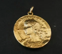 Médaille Représentant Une Femme Casquée