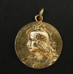 Médaille Représentant Une Femme Casquée