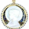 MÉDAILLE VIERGE EN NACRE, PERLES ET PLIQUE À JOUR SIGNÉE VERNON