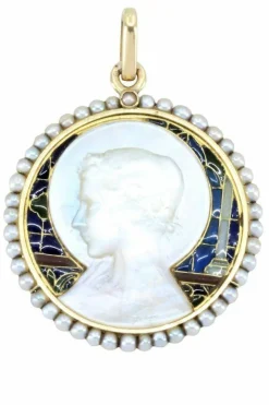 MÉDAILLE VIERGE EN NACRE, PERLES ET PLIQUE À JOUR SIGNÉE VERNON