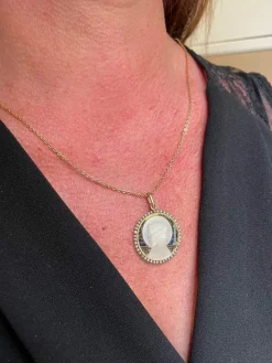 MÉDAILLE VIERGE EN NACRE, PERLES ET PLIQUE À JOUR SIGNÉE VERNON