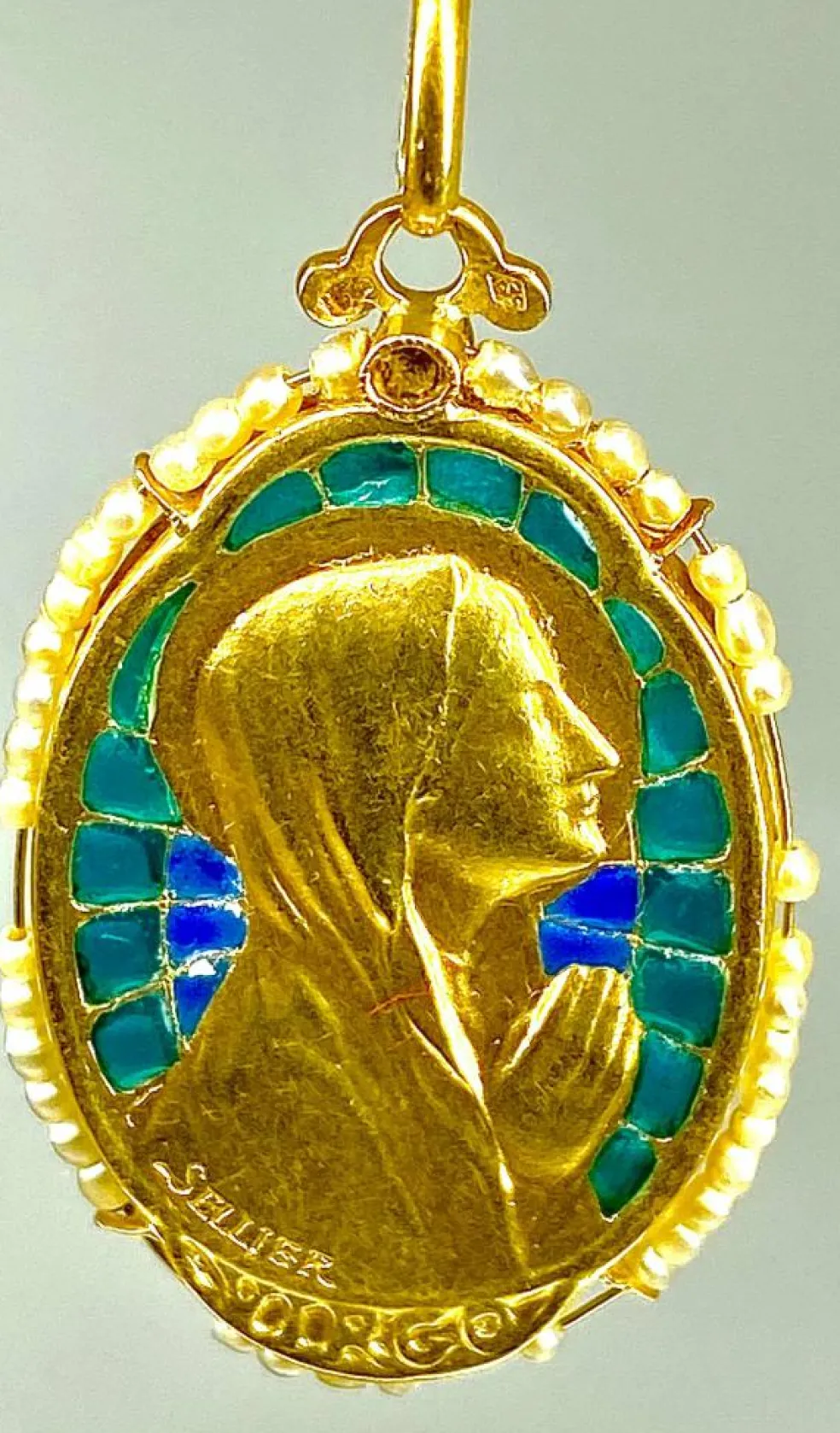 Médaille vierge émail perles fines signée SELLIER