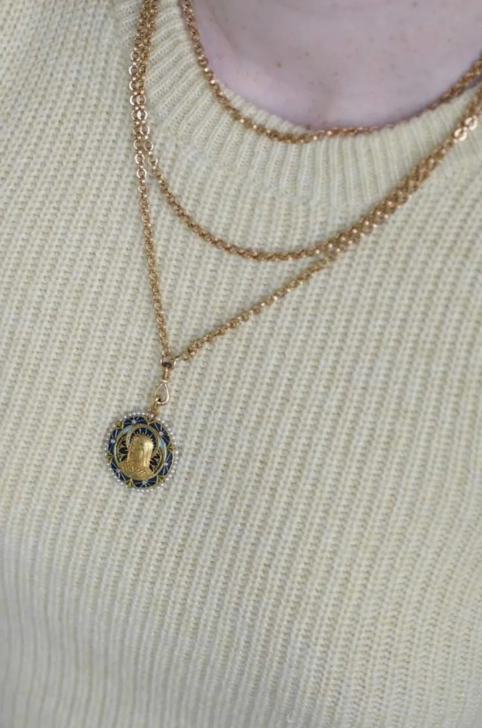 Médaille Vierge Marie émail plique à jour perles diamants