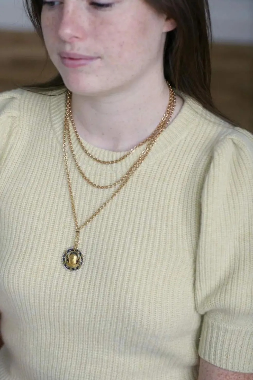 Médaille Vierge Marie émail plique à jour perles diamants