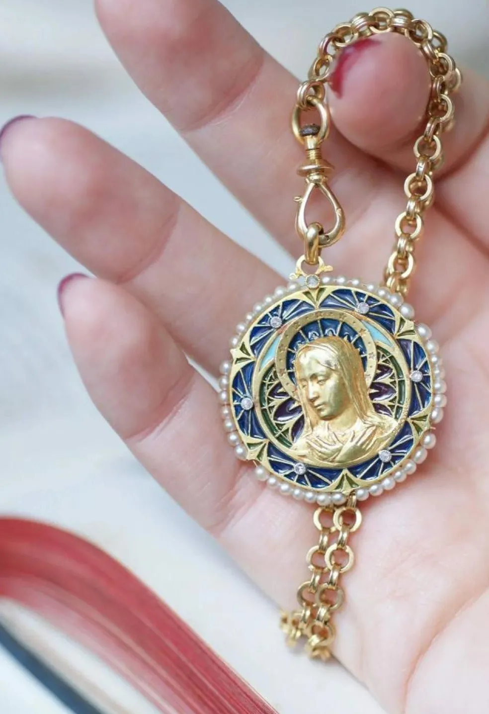 Médaille Vierge Marie émail plique à jour perles diamants