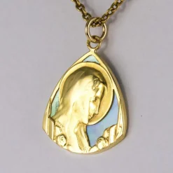 Médaille vierge or et nacre