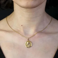 Médaille Vierge or rose signée Grün