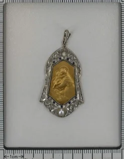 Médaille vintage des années 1910 Pendentif en or 18 carats serti de diamants, saphirs et perles Saint Antoine de Padoue représenté tenant l'Enfant Jésus
