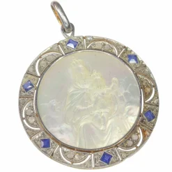 Médaille vintage édouardienne - Art déco des années 1920 en diamant et saphir représentant la Vierge Marie et l'enfant Jésus