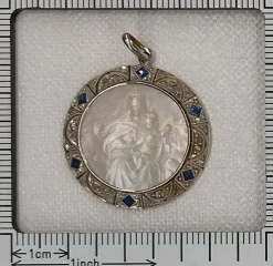Médaille vintage édouardienne - Art déco des années 1920 en diamant et saphir représentant la Vierge Marie et l'enfant Jésus