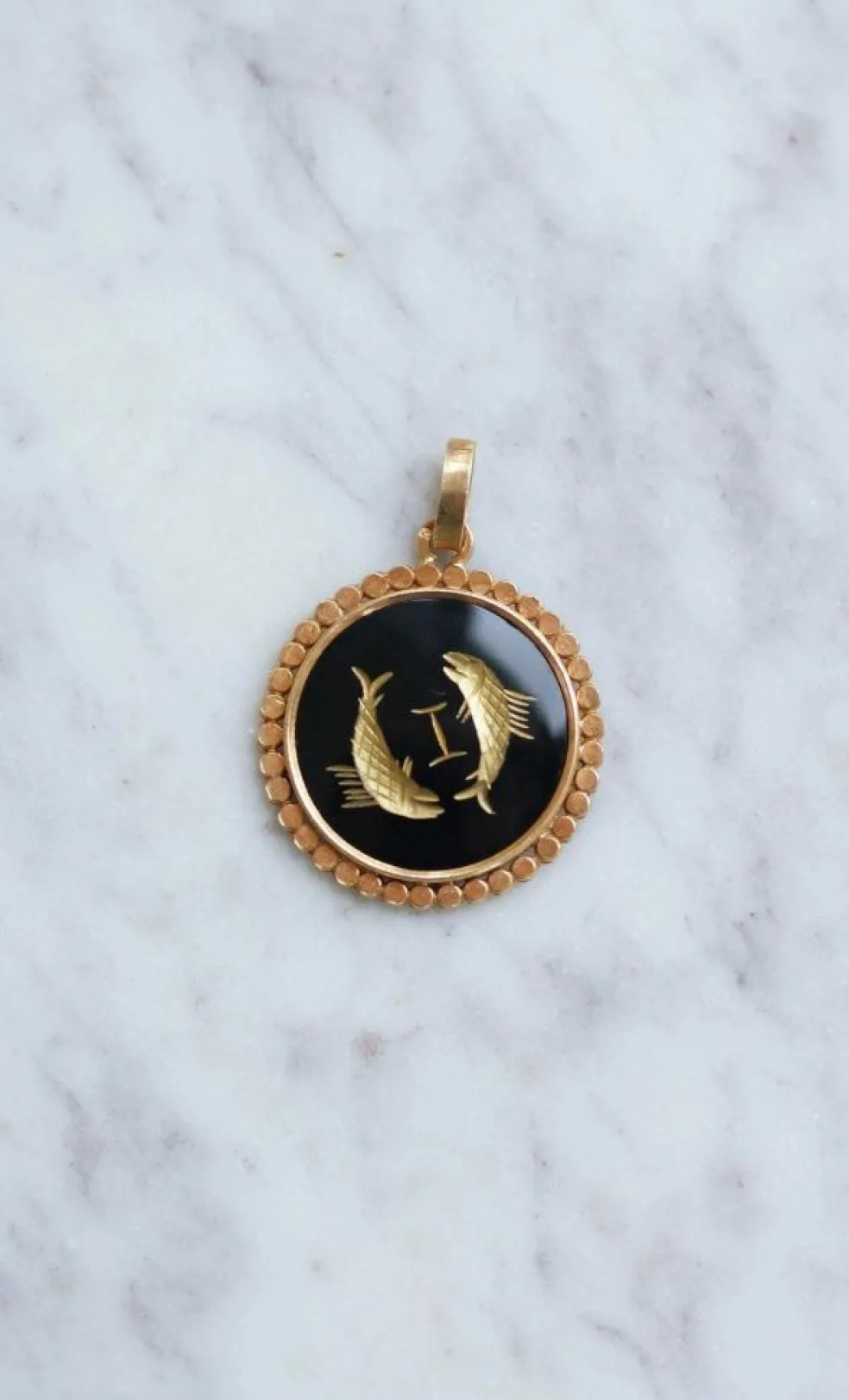 Médaille Zodiaque Poissons, or rose et onyx