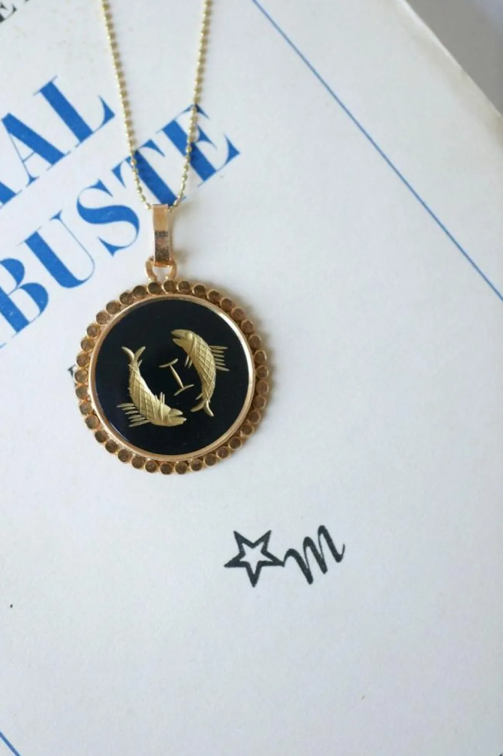 Médaille Zodiaque Poissons, or rose et onyx