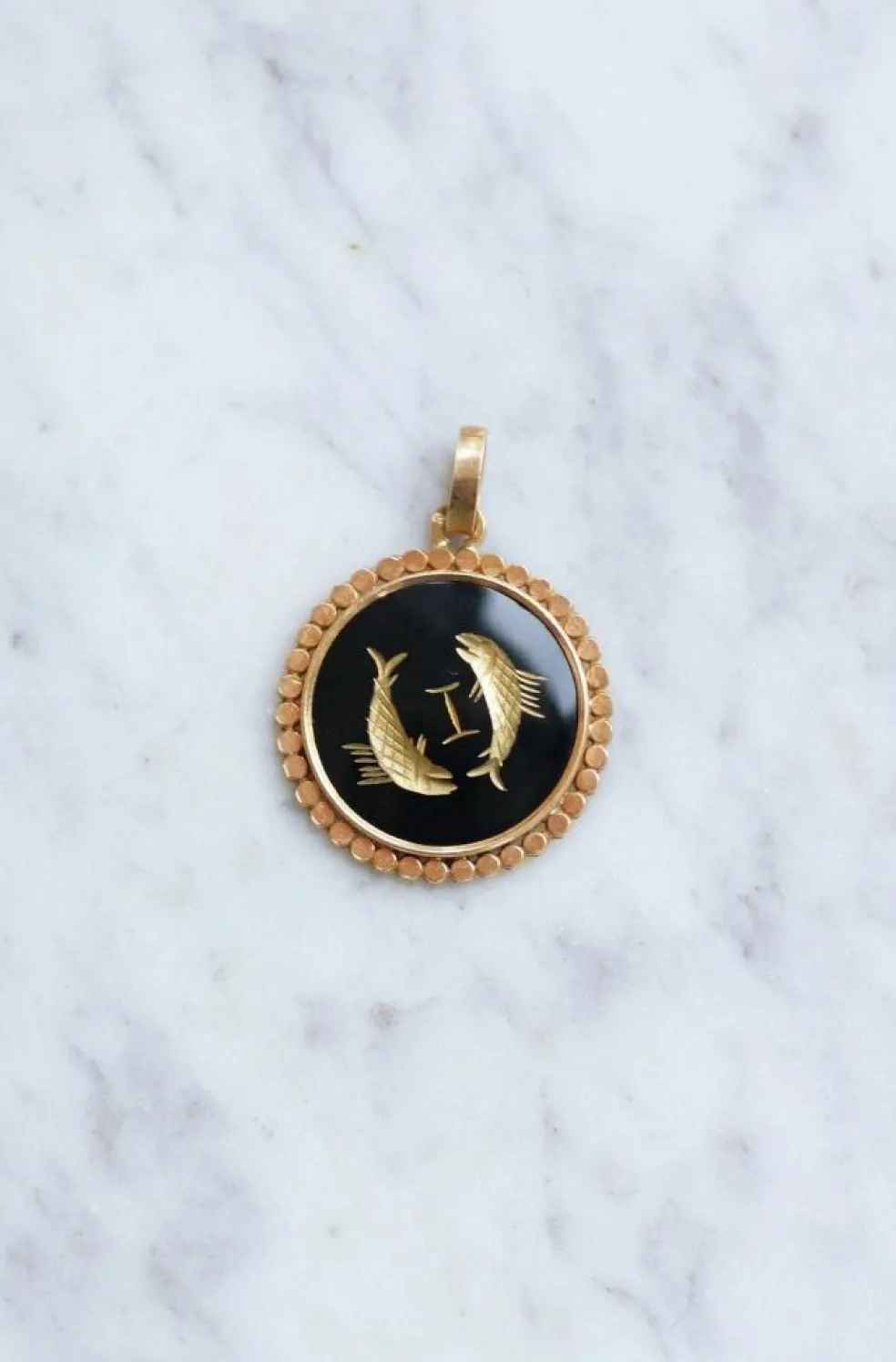 Médaille Zodiaque Poissons, or rose et onyx