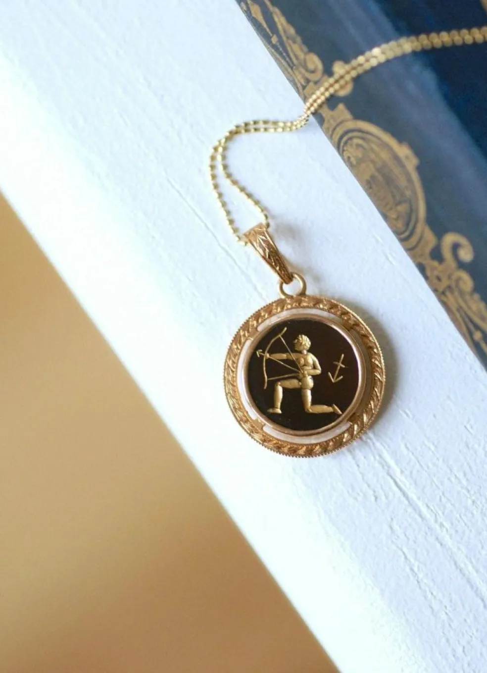 Médaille Zodiaque Sagittaire, or rose et intaille cornaline