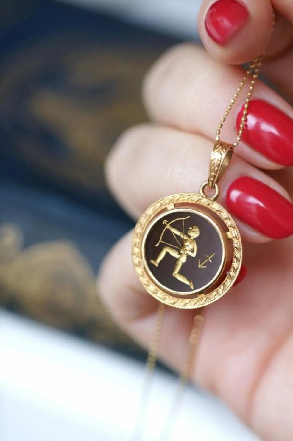 Médaille Zodiaque Sagittaire, or rose et intaille cornaline