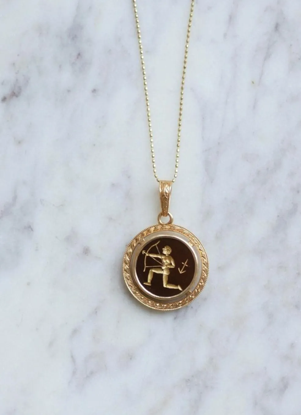 Médaille Zodiaque Sagittaire, or rose et intaille cornaline