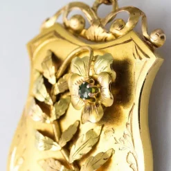 Médaillon ancien écu et décors floraux