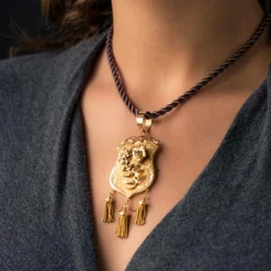 Médaillon ancien écu et décors floraux