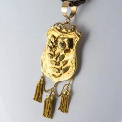 Médaillon ancien écu et décors floraux