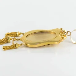 Médaillon ancien écu et décors floraux