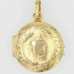 Médaillon ancien en or jaune ciselé