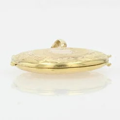 Médaillon ancien en or jaune ciselé