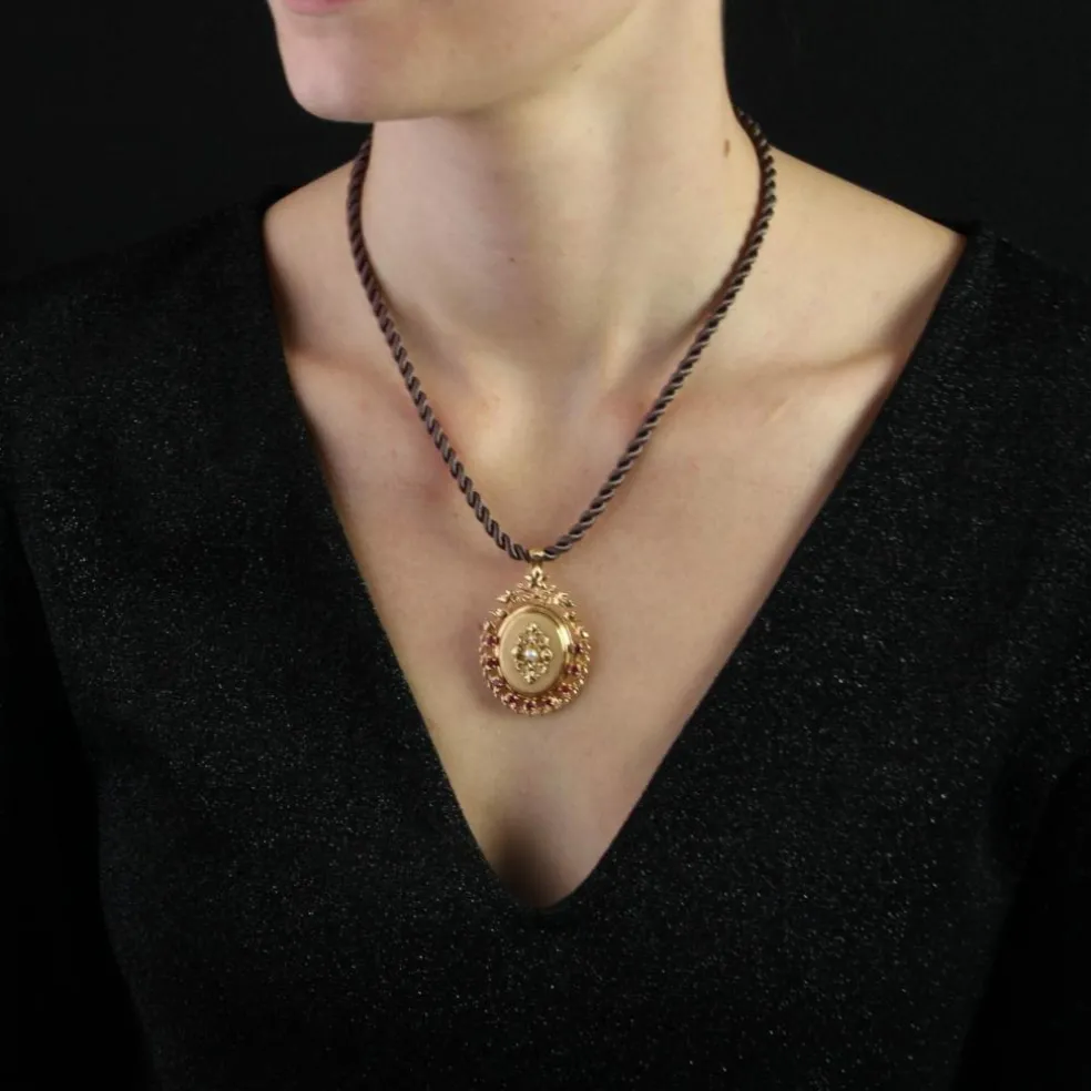 Médaillon ancien en or rose perle et rubis